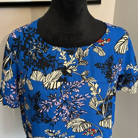 W5 medium blue floral‎ semi-sheer blouse with flutter sleeves - Picture 2 of 5